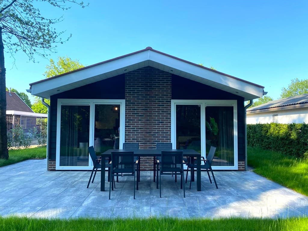 Moderne vakantiewoning met een terras en een grote tuin, vlakbij de groene omgeving van Winterswijk.