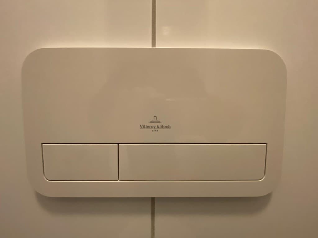 Witte wandclosetbediening van Villeroy & Boch in een badkameromgeving