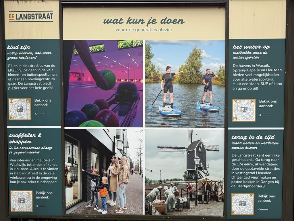 Informatiebord met vier kleurrijke afbeeldingen en teksten over activiteiten in de omgeving, waaronder bowlen en wateractivit