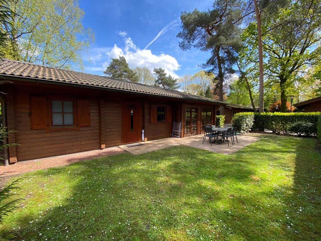Houten vakantiehuis met terras, tuin en uitzicht op groene omgeving, gelegen bij EuroParcs De Achterhoek.