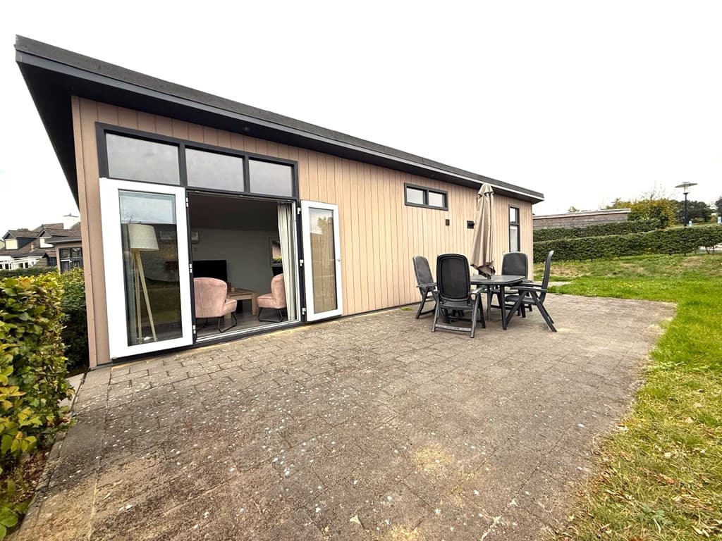 Moderne vakantiewoning met terras en tuinmeubilair in een groene omgeving, bij TopParken - Résidence Valkenburg.