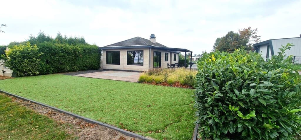 Moderne vakantiewoning met ruime tuin, betegeld terras en groene hagen op EuroParcs De Biesbosch in Dordrecht