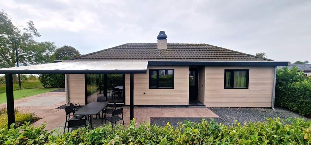 Moderne vakantiewoning met overdekt terras en tuin, gelegen in EuroParcs De Biesbosch, Dordrecht.