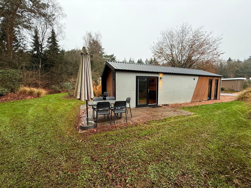 Moderne vakantiewoning met terras, tuin en uitzicht op groene omgeving in EuroParcs Resort De Utrechtse Heuvelrug.