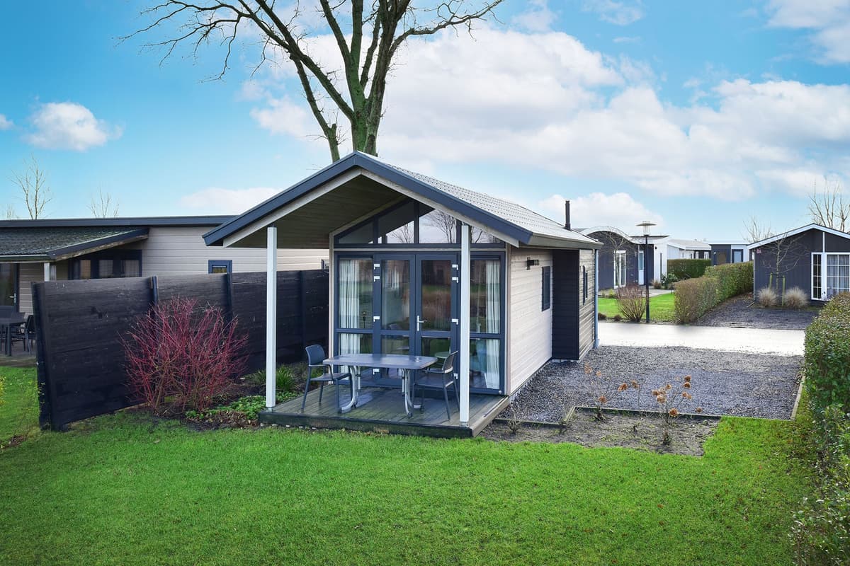 Moderne vakantiewoning met terras, groene tuin en schilderachtig uitzicht in Vakantiepark De Beemster.