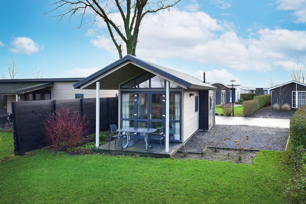 Moderne vakantiewoning met terras, groene tuin en schilderachtig uitzicht in Vakantiepark De Beemster.