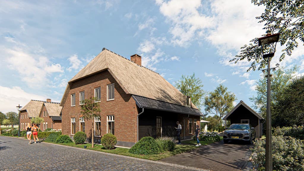 Hoekwoning met rieten dak, groene tuin en oprit, gelegen aan een rustige straat met een paar bomen en struiken.