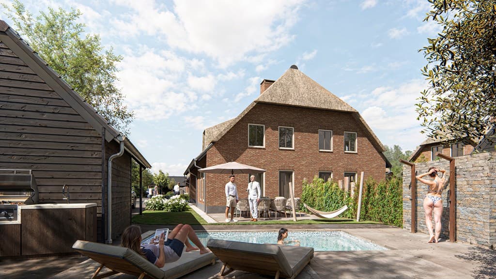 Tuin met zwembad, zonligstoelen, parasol en rietgedekte woning met een gezellig zithoekje en een buitenkeuken.
