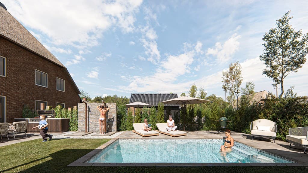 Tuin met zwembad, ligstoelen en parasols, omringd door groen en een huis met een rieten dak op de achtergrond.