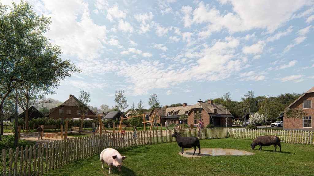 Speelweide met houten hek, twee varkens en een schaap, omringd door woningen en bomen onder een wolkenlucht