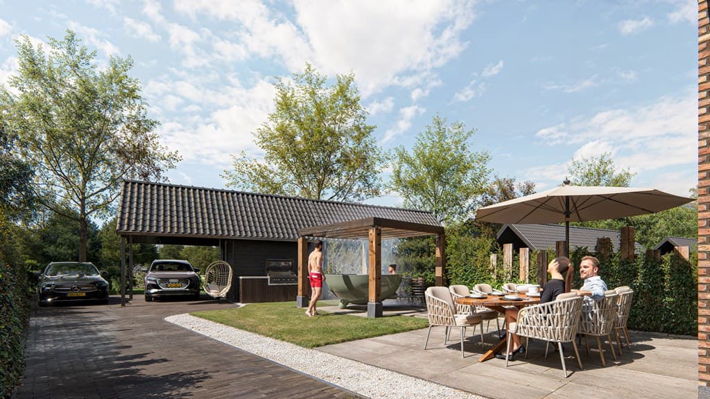 Tuin bij woning met terras, eettafel, parasol, en carport voor twee auto's onder een heldere lucht met enkele wolken.