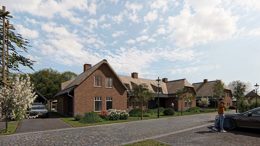 Twee woningen met rieten daken aan een stenen straat, omringd door groen en bloeiende bomen en struiken.