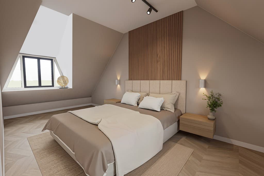 Slaapkamer met schuin dak, houten vloer en een groot bed met nachtkastjes en wandlampjes.