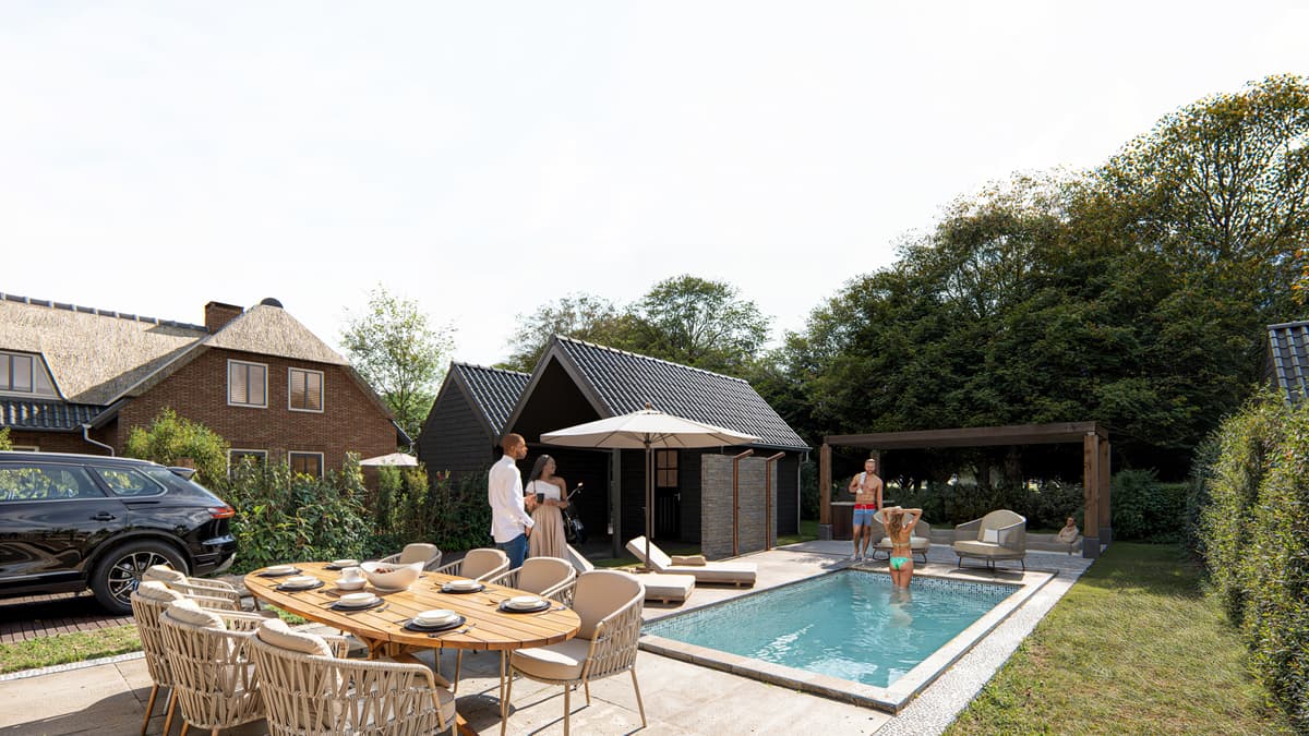 Buitenzicht op een woning met een zwembad, ligstoelen en een pergola in een groene omgeving