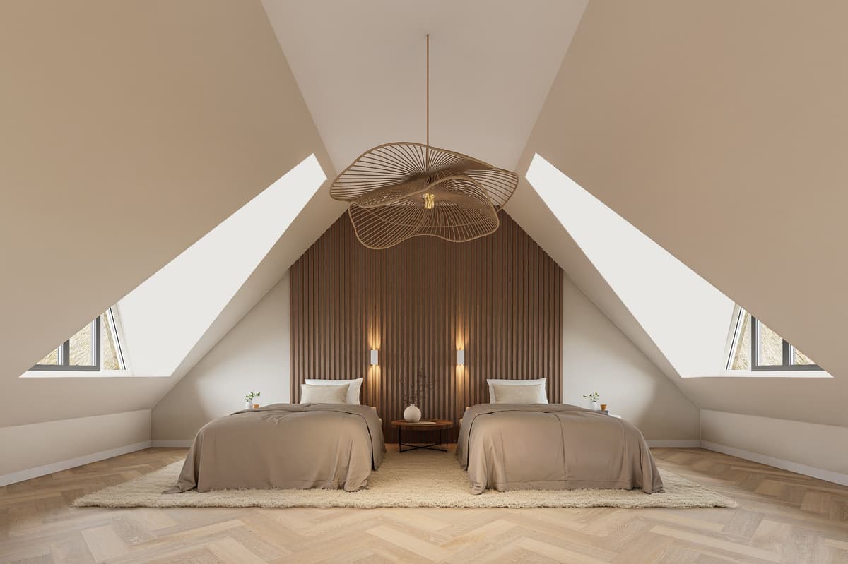 Slaapkamer met twee eenpersoonsbedden, houten vloer en moderne lampen onder een schuine, lichte zolderruimte.
