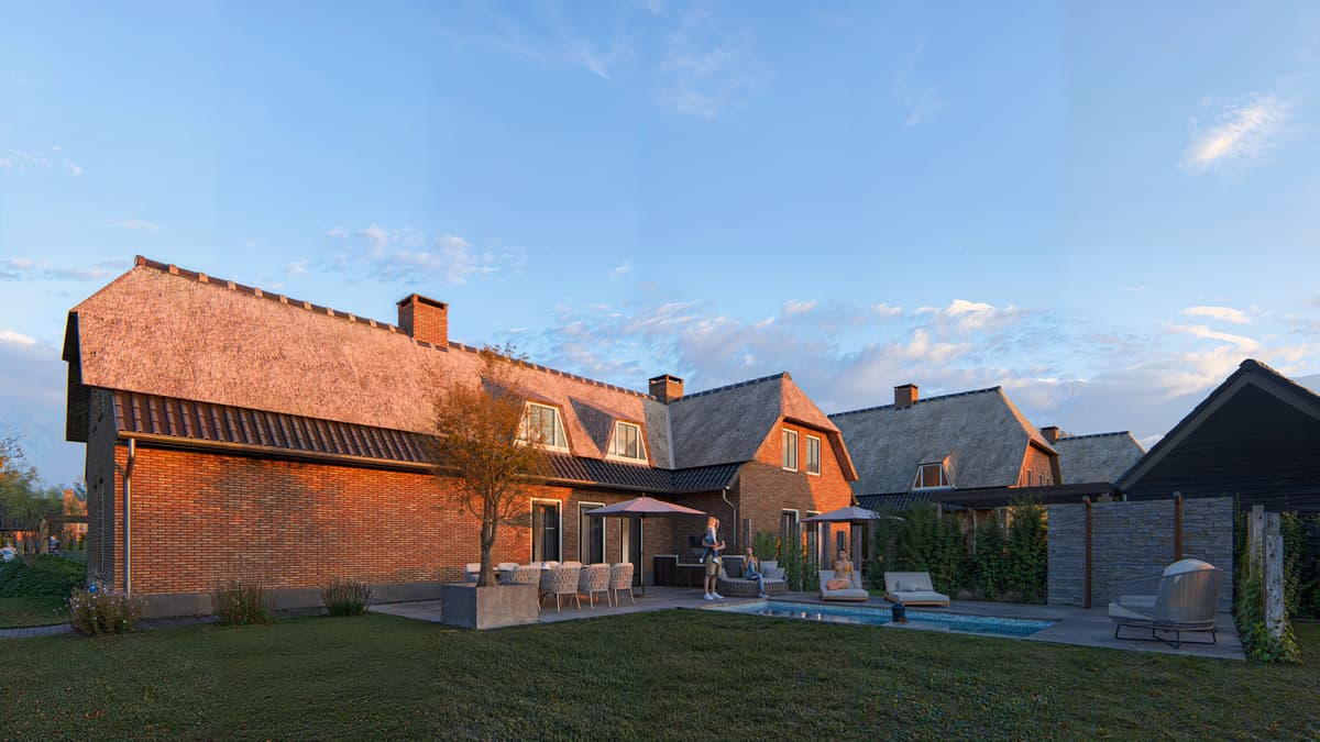 Twee woningen met rieten daken, een zwembad en zitplekken in de tuin bij zonsondergang.