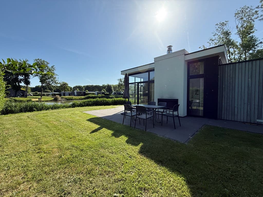 Moderne vakantiewoning met terras, tuin en uitzicht op water bij EuroParcs Spaarnwoude, Halfweg.