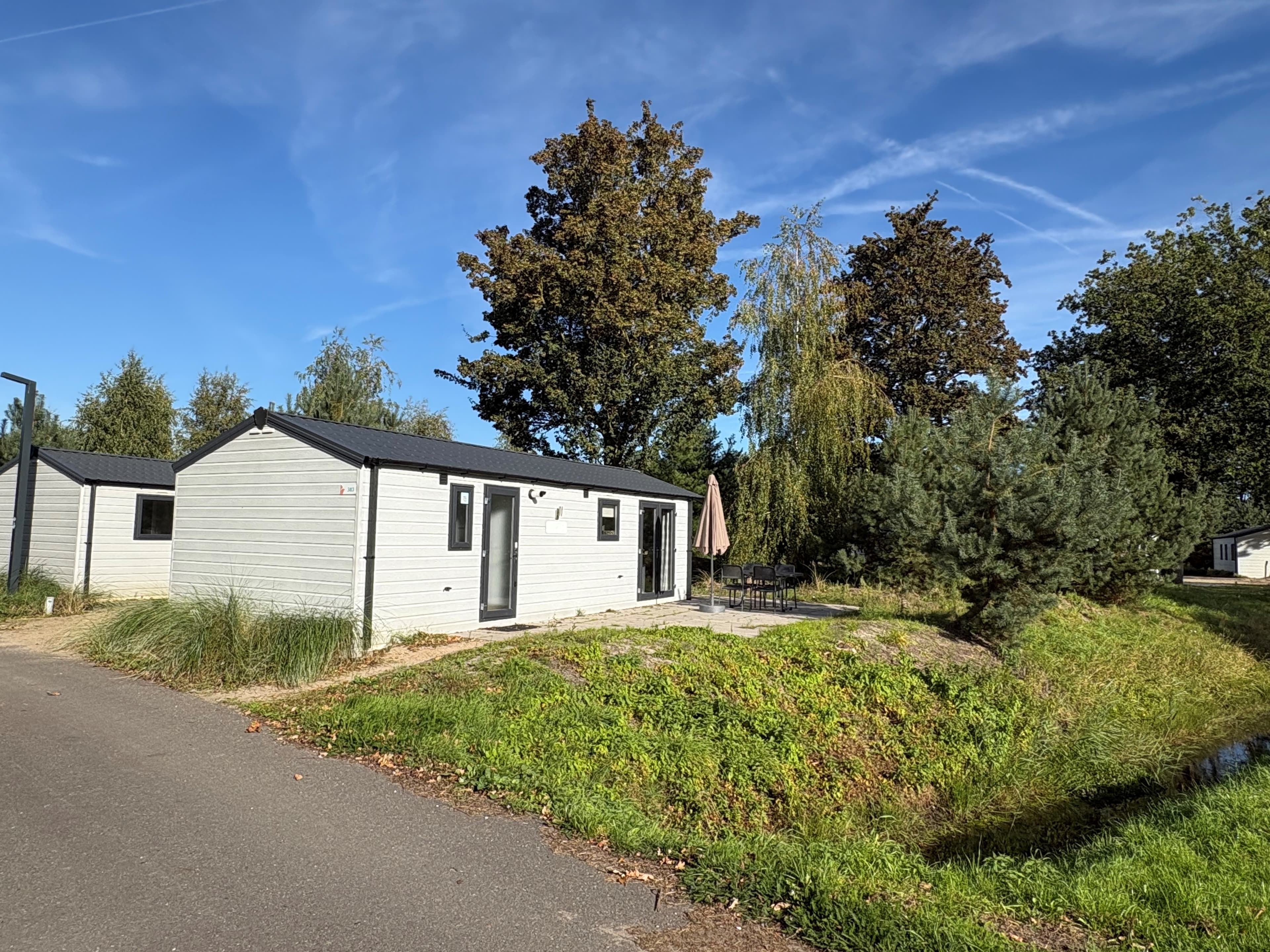 Recreatiewoning in EuroParcs Zuiderzee met een terras en groenrijke omgeving aan een rustige weg