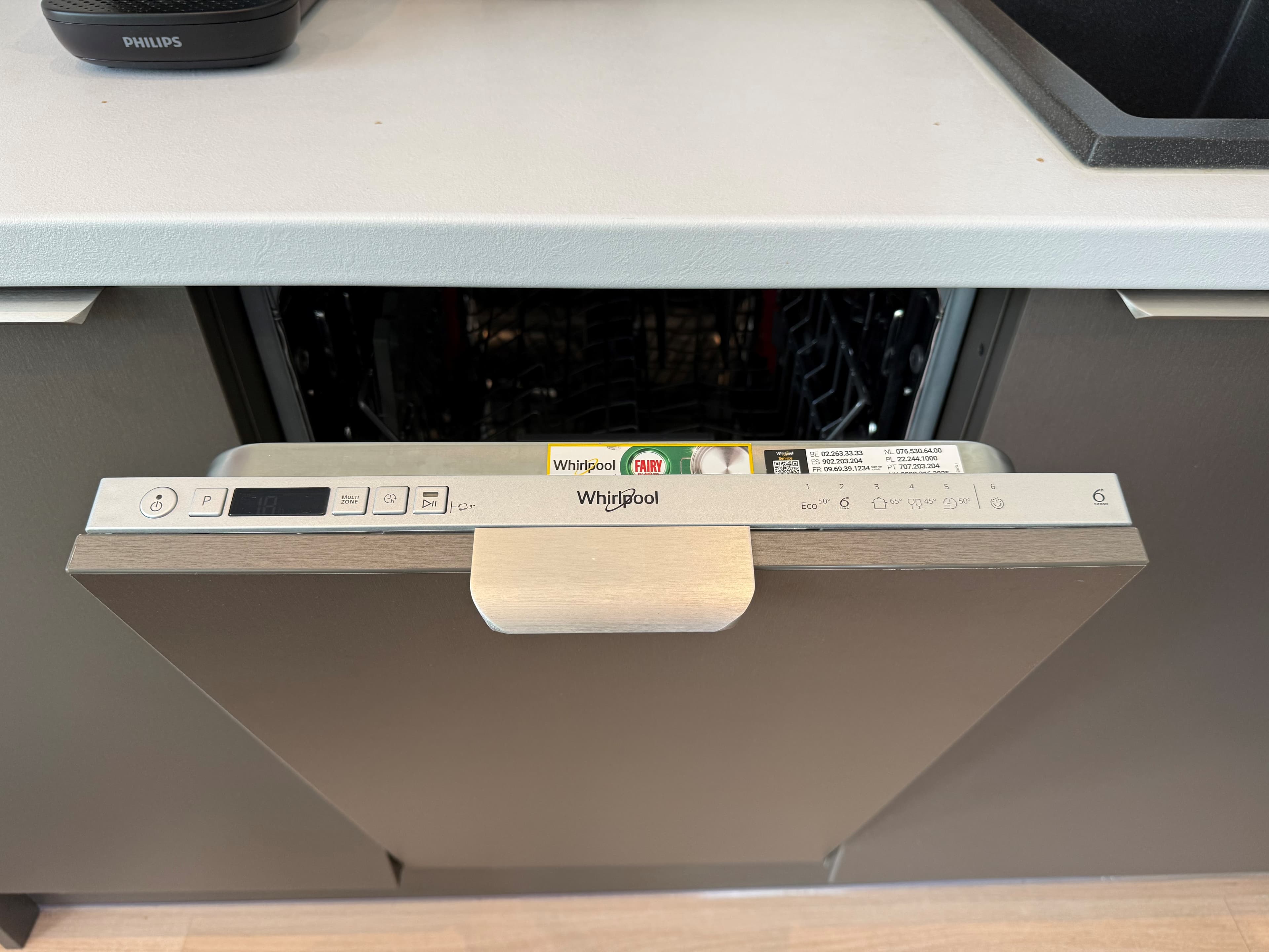Afbeelding van een open vaatwasser van het merk Whirlpool in de keuken met een moderne uitstraling