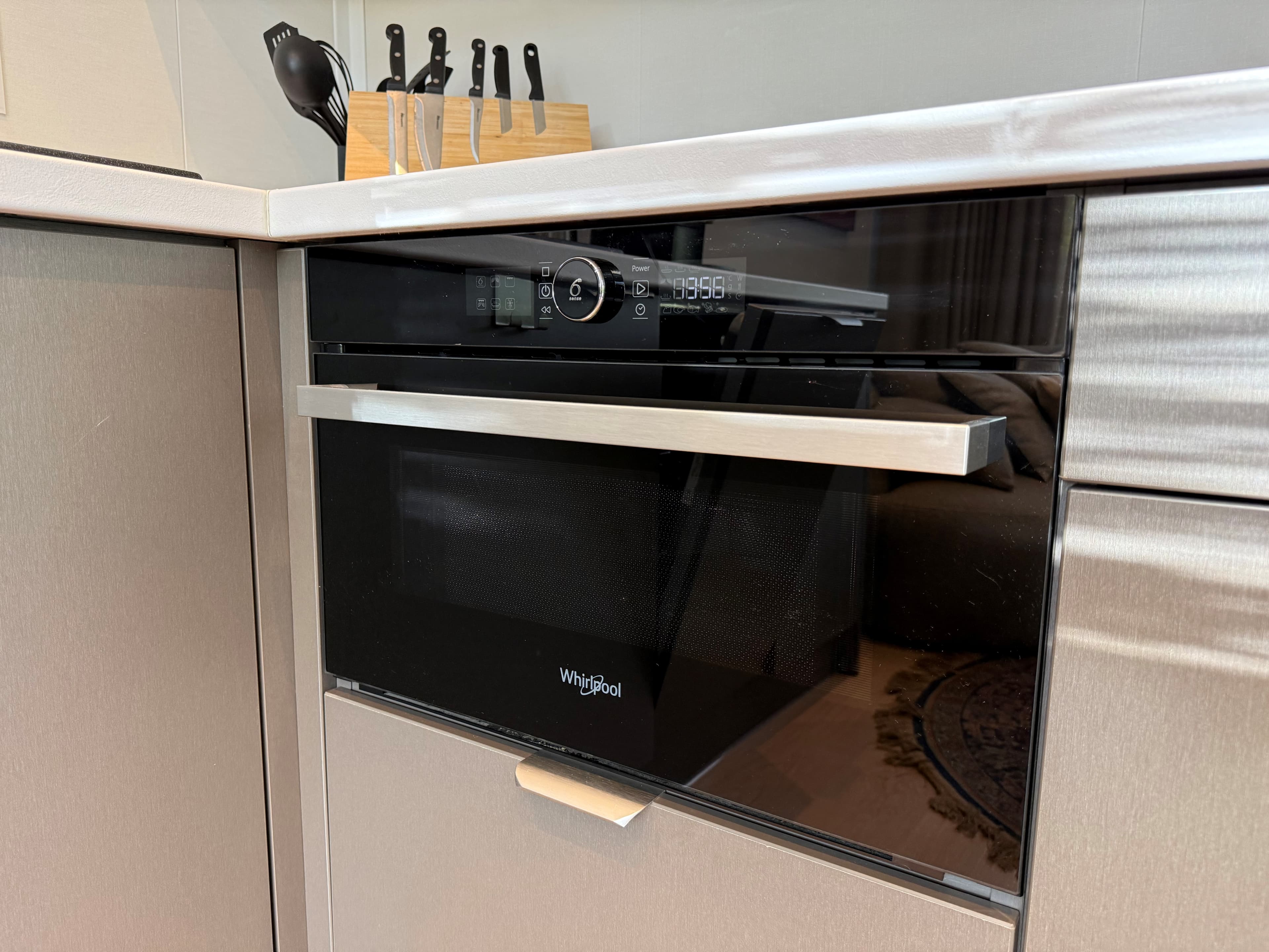 Inbouwoven van Whirlpool in een moderne keuken met een messenblok op het aanrecht.