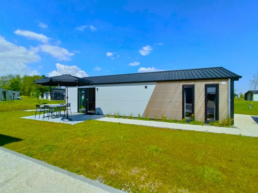 Moderne vakantiewoning met terras, tuinmeubilair en een groene omgeving bij EuroParcs De IJssel Eilanden.
