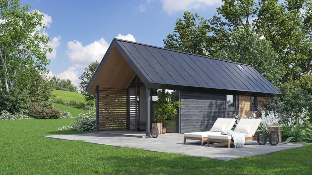 Moderne vakantiewoning met zwart pannendak, houten accenten en een terras met ligstoelen in een groene omgeving.