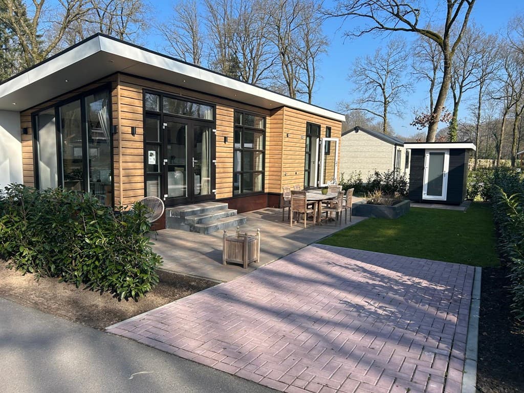 Moderne vakantiewoning met houten gevel, terrassen en groene tuin bij Camping De Konijnenberg in Harderwijk