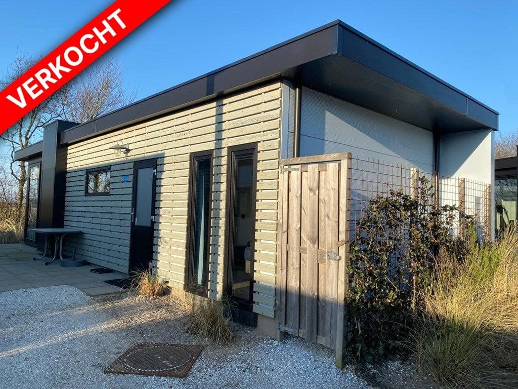 Moderne vakantiewoning met houten gevel en tuin, gelegen op EuroParcs Texel in De Cocksdorp