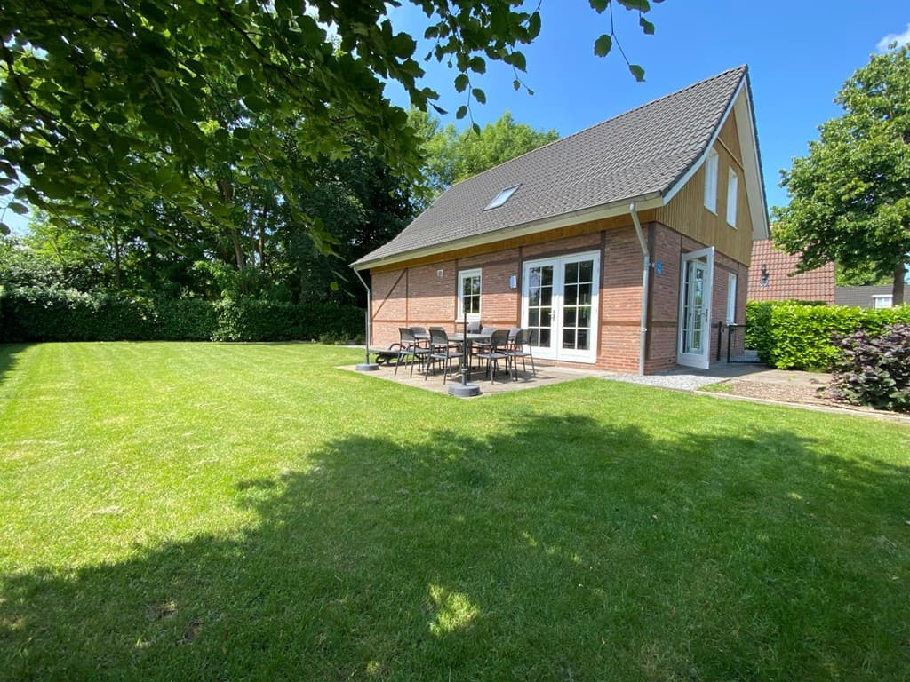 Twee verdiepingen tellende woning met een ruime tuin en terras met zitplaatsen in EuroParcs Limburg, Susteren