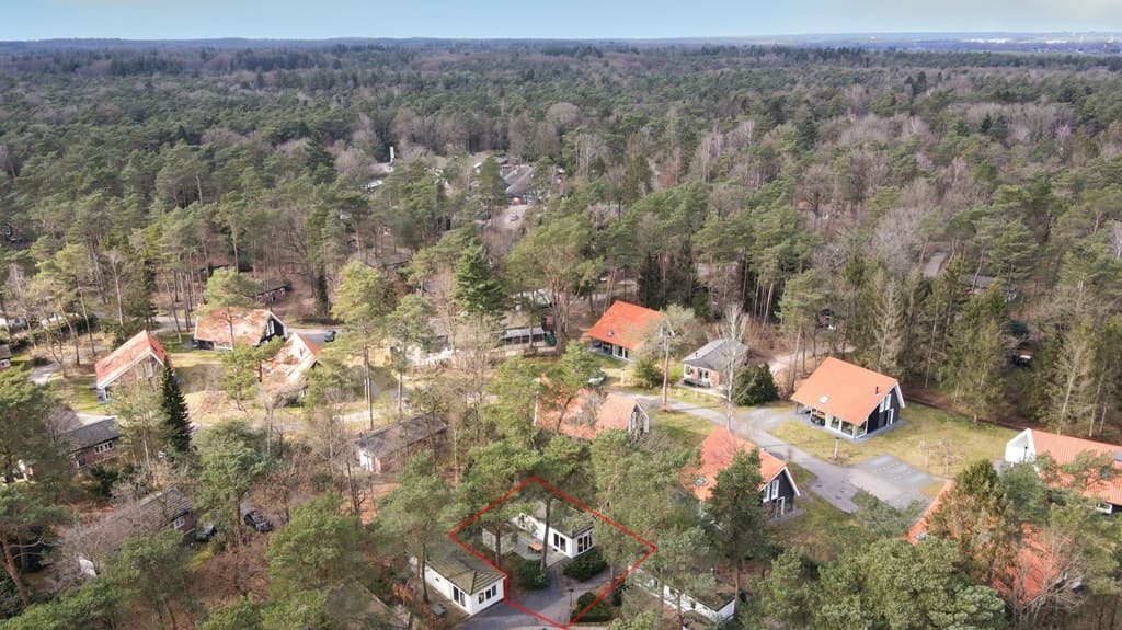 Luchtfoto van EuroParcs Beekbergen met vakantiewoningen omgeven door bomen en rustige omgeving.