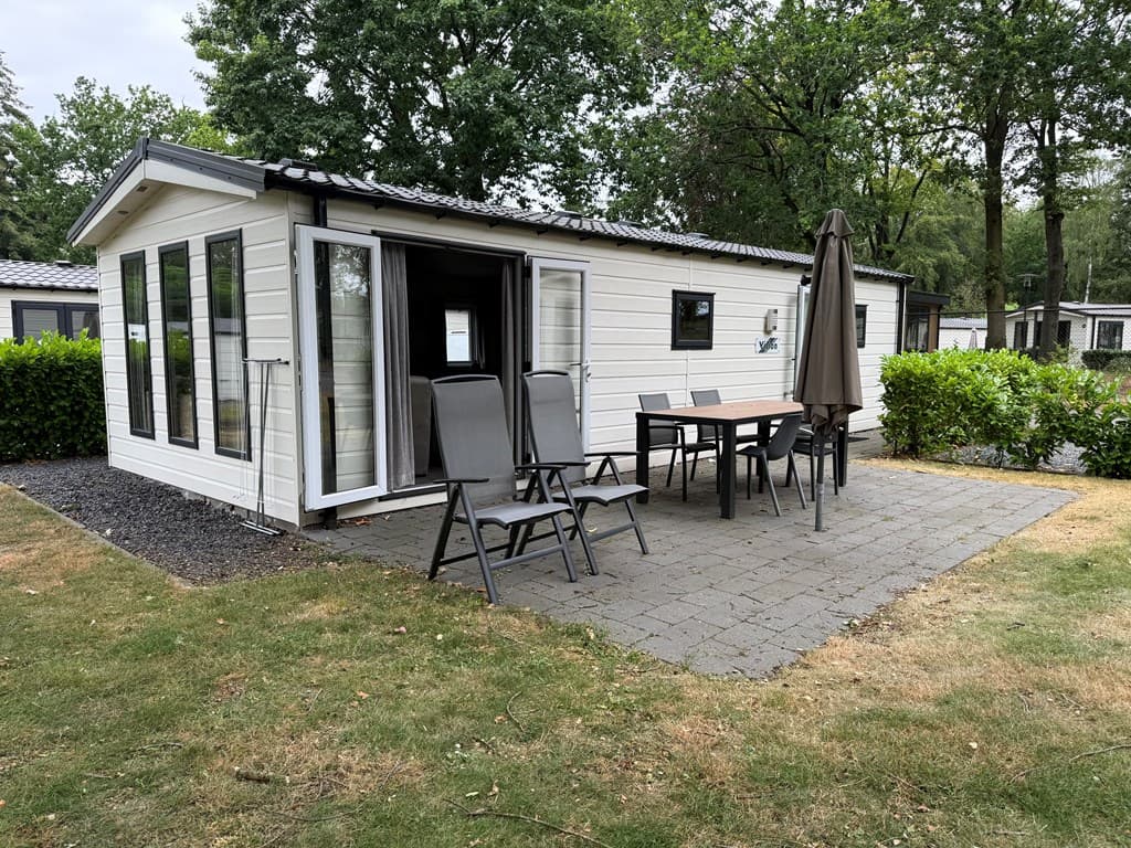 Vakantiewoning met een terras, tuinmeubelen en een groene omgeving bij TopParken - Bospark Ede.