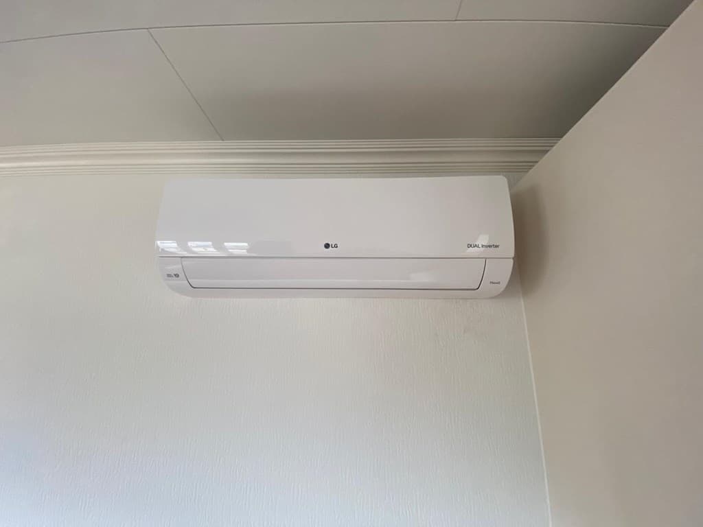 Wandunit voor airconditioning aan de muur in een lichte ruimte