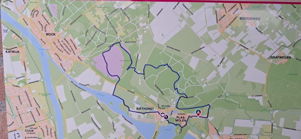 Kaart van de omgeving rondom Camping de Geuldert, met inritten en wandelpaden gemarkeerd in blauw en paars.