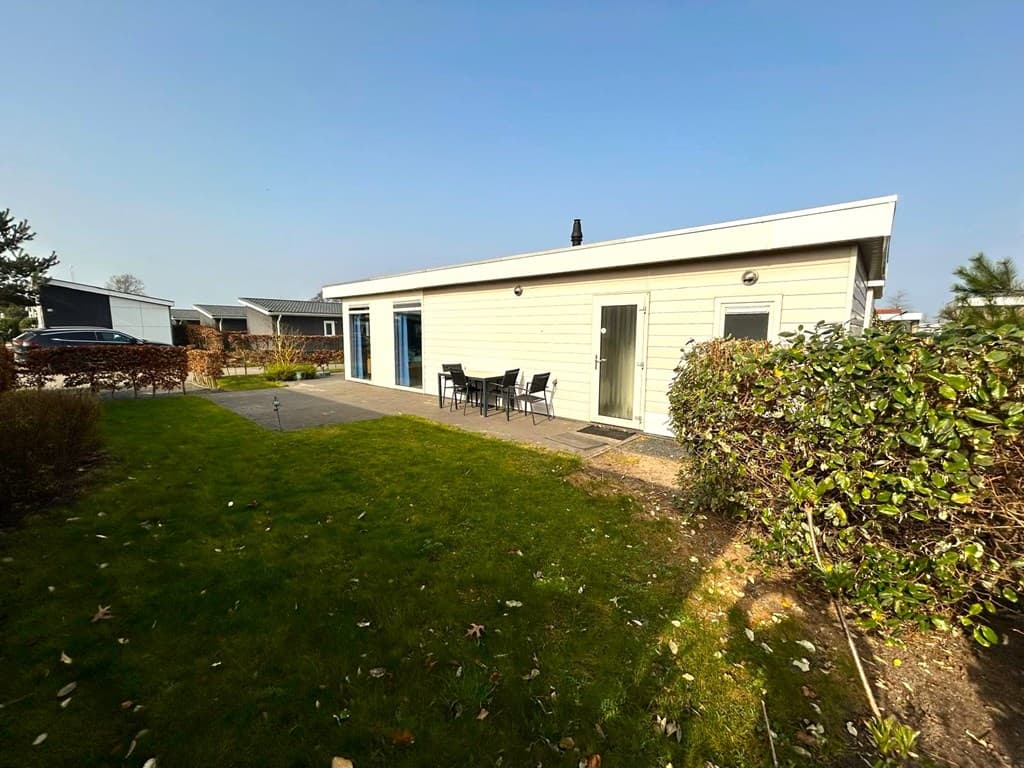 Moderne vakantiewoning met terras en uitzicht op een groene tuin in EuroParcs Veluwemeer, Nunspeet