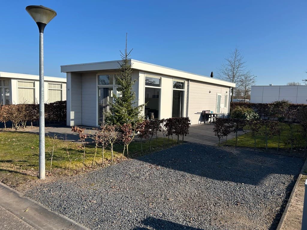 Moderne vakantiewoning met een tuin, parkeerplaats en terras op EuroParcs Veluwemeer in Nunspeet