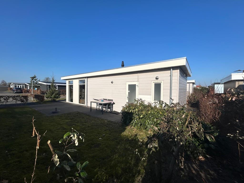 Moderne woning met terras, grote ramen en een groene tuin in EuroParcs Veluwemeer, Nunspeet.