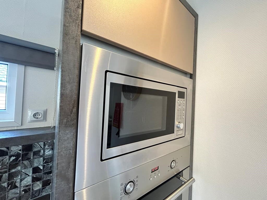 Keuken met een inbouwoven en een combimagnetron in een moderne afwerking