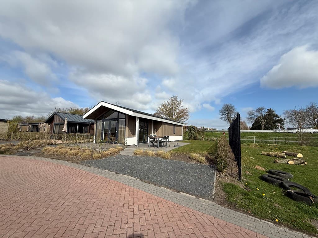 Moderne vakantiewoning met grote ramen, terras en een groene tuin in EuroParcs Markermeer, Bovenkarspel.