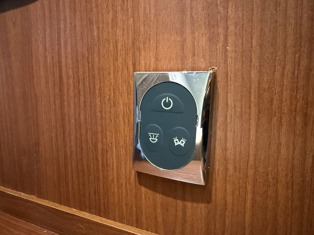 Bedieningselement voor verlichting in een houten wandpaneel met een modern design