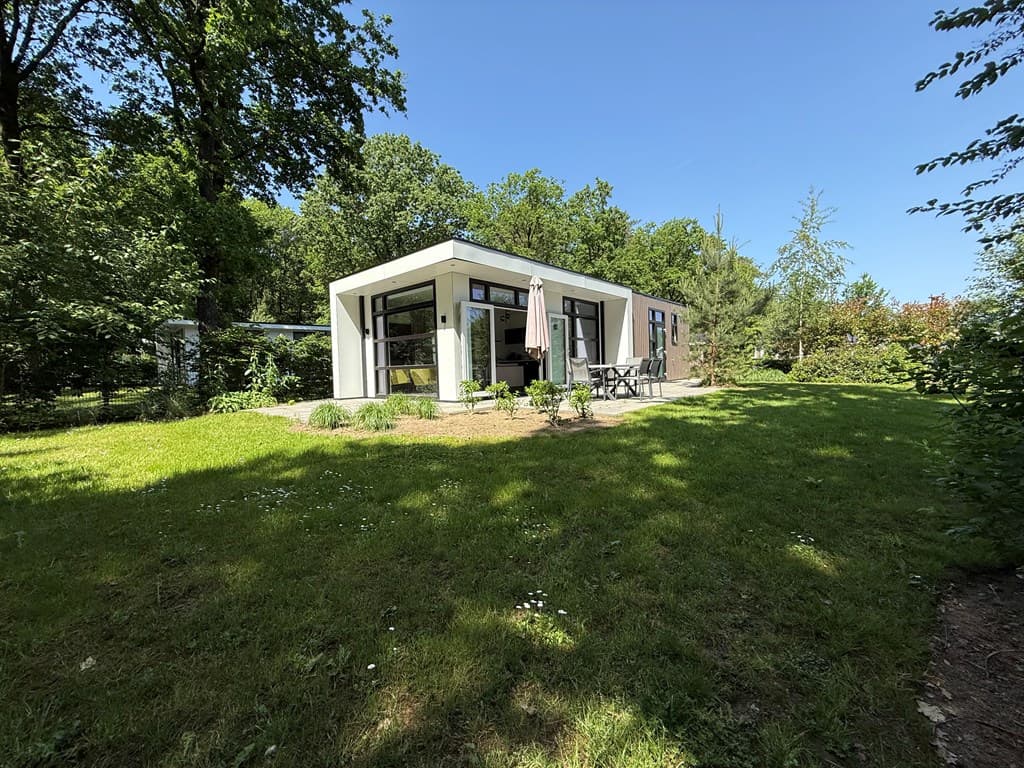 Moderne vakantiewoning met ruime tuin, terras en groene omgeving, gelegen op een recreatiepark in Beekbergen
