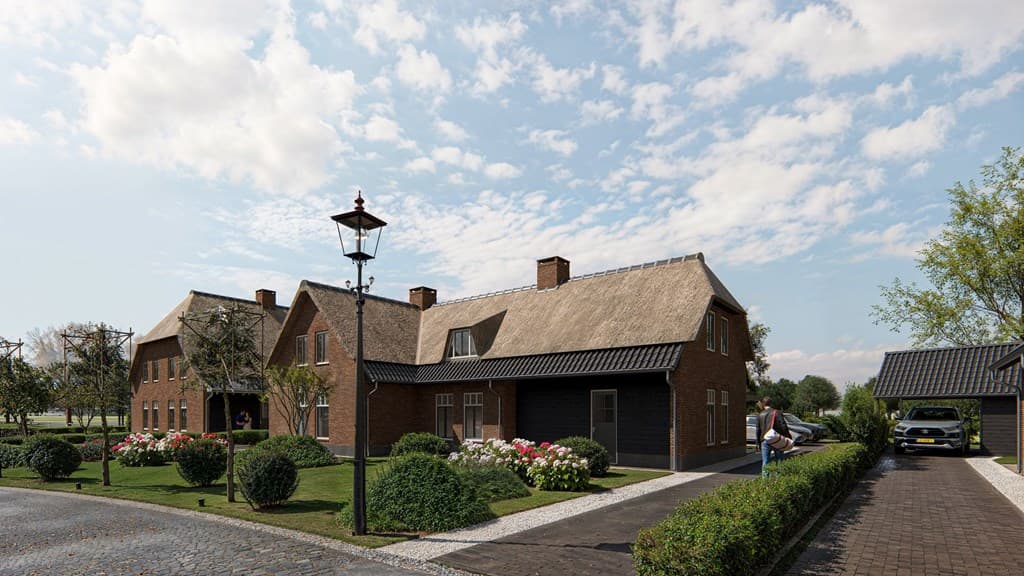 Hele woning met rieten dak, groene tuin, bloemperken en oprit met bestrating en lamp op de hoek.
