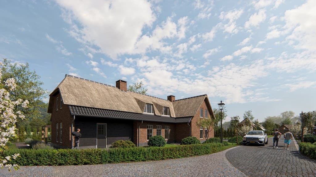 Twee vrijstaande woningen met rieten daken aan een klinkerstraat, omgeven door groen en bomen met een blauwe lucht.