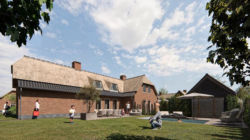 Twee-onder-een-kap woning met rieten dak, tuin met zwembad en terras, omgeven door bomen en gras.