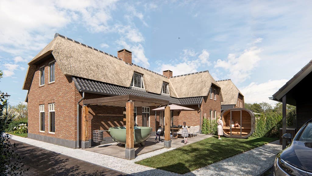 Twee rietgedekte woningen met een grasveld, houten veranda's en een buitenbad, omringd door groene hagen en bomen.