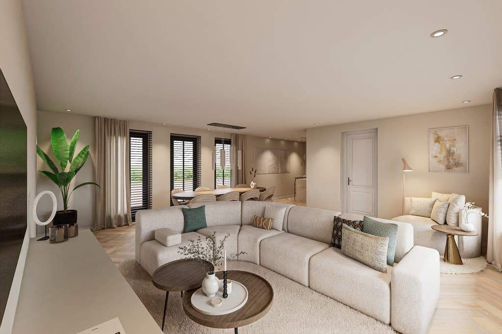 Woonkamer met een beige hoekbank, planten, grote raampartijen en een eethoek in de achtergrond.
